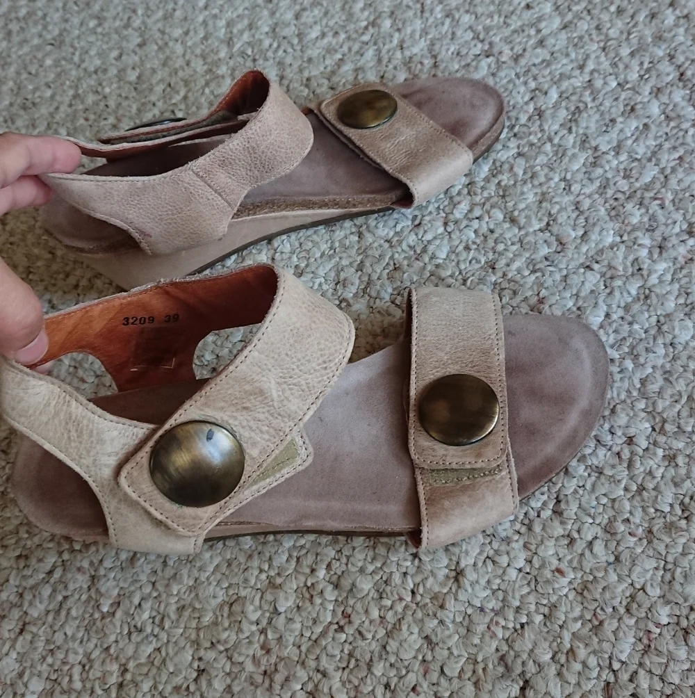 Taos Footwear the Carousel 3 Leather Ornamented Wedge Sandals size 8.5
